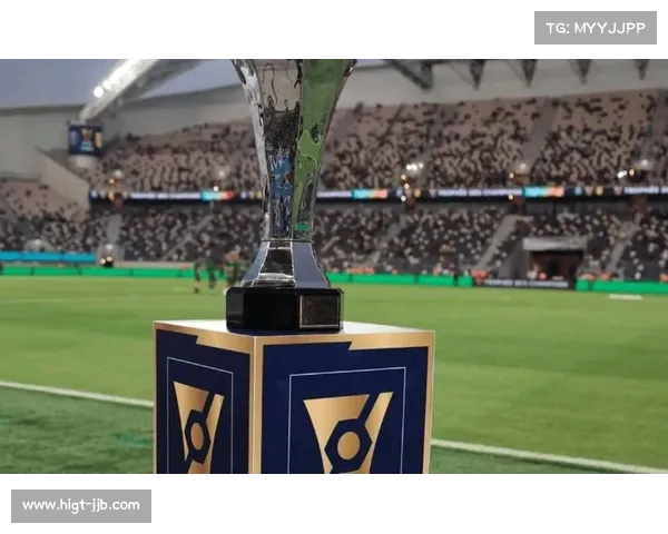 法甲遗产展览开幕，百年奖杯与影像巡展